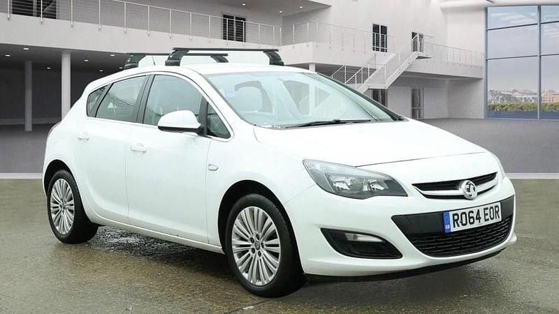 Used Vauxhall Astra Excite 2014 White Hatchback