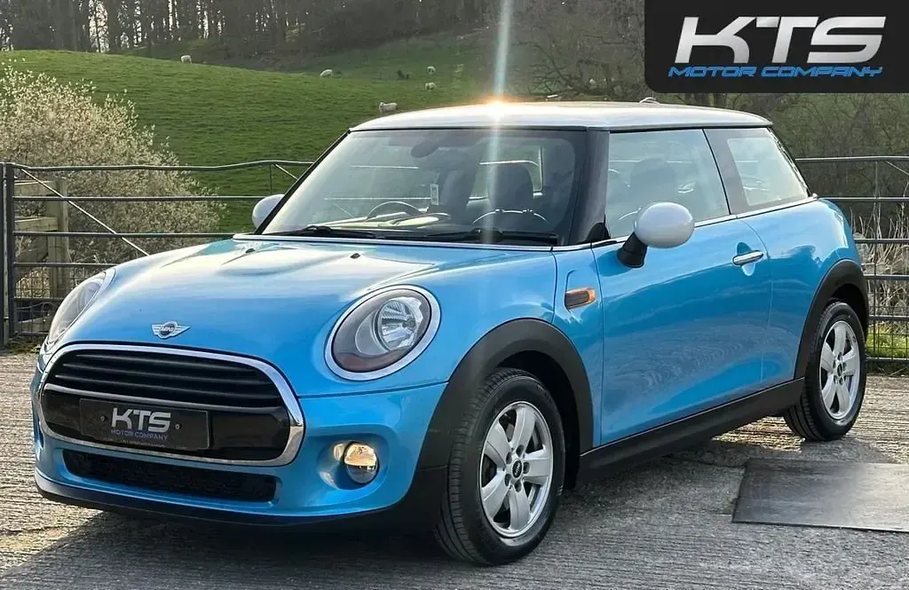 Usado Mini Cooper Hatch 136 HP (100 kW) 2017 Azul Citadino