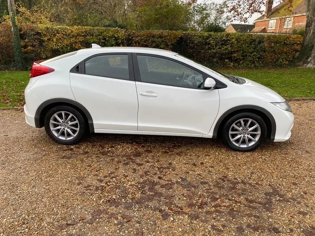 Used Honda Civic SE 140 HP (102 kW) 2013 White Hatchback