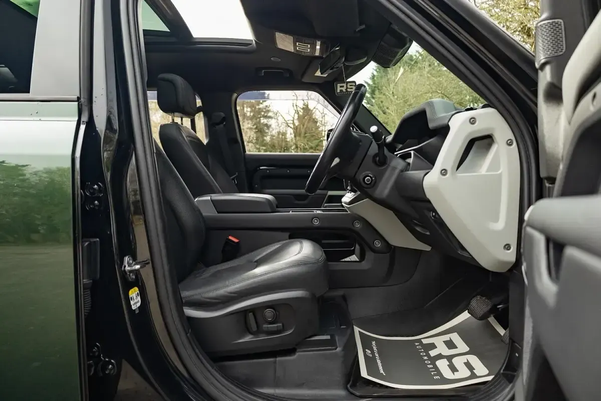 Used Land Rover Defender HSE 300 HP (220 kW) 2023 Black SUV