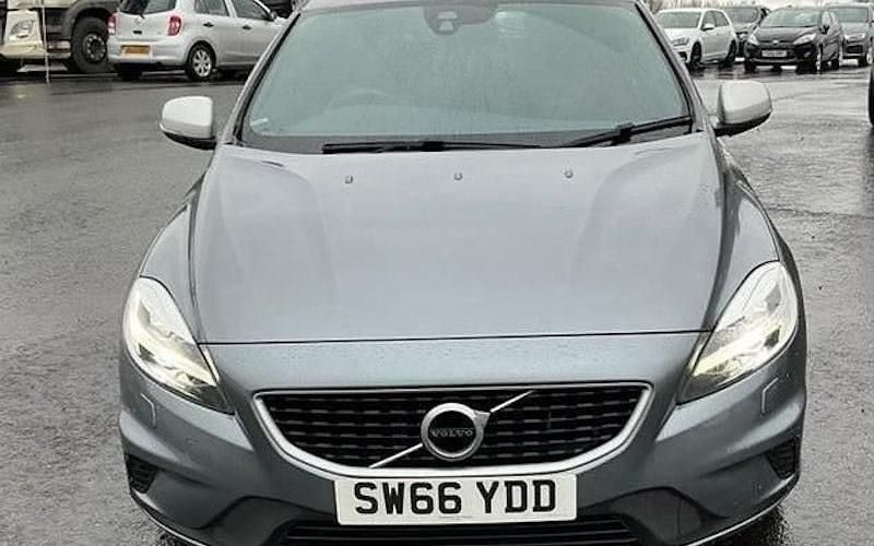 Used Volvo V40 R-Design 122 HP (89 kW) 2019 Hatchback