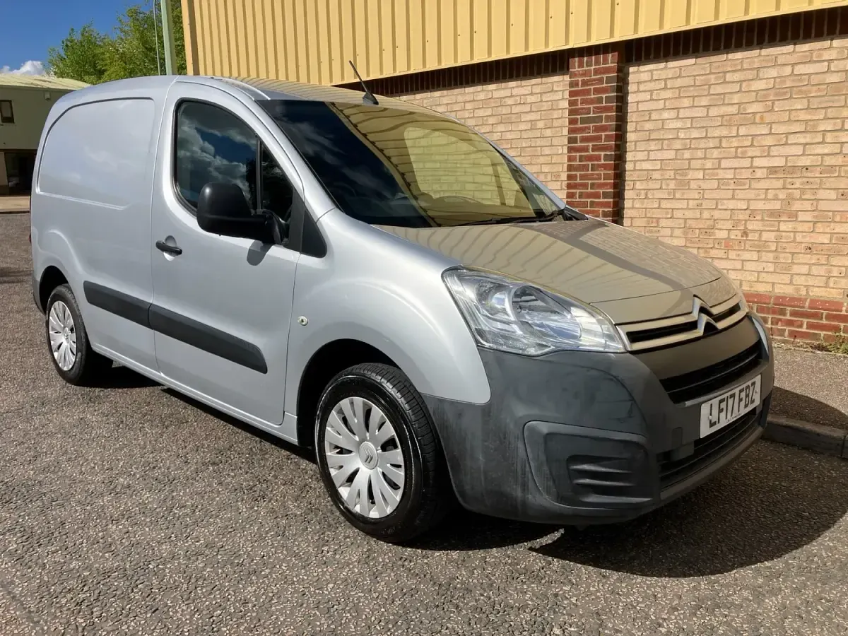 Usado Citroën Berlingo 100 CV (73 kW) 2017 Plateado Monovolumen