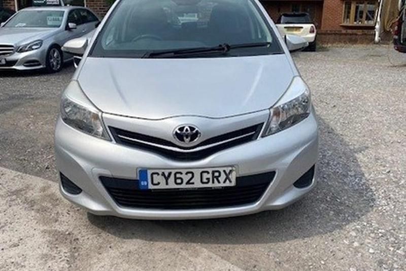 Used Toyota Yaris 90 HP (66 kW) 2012 Silver Hatchback