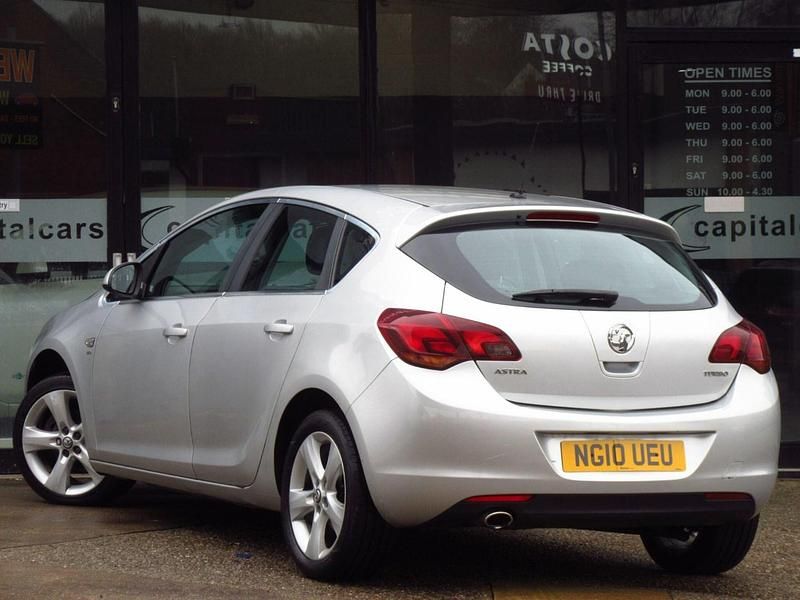 Used Vauxhall Astra SRi 140 HP (102 kW) 2010 Silver Hatchback