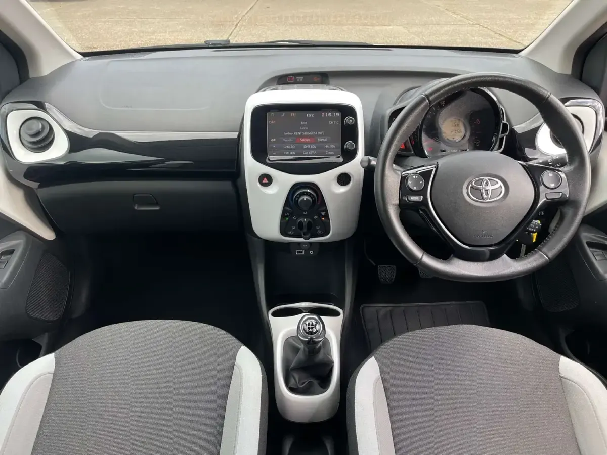 Gebraucht Toyota Aygo X-pure 69 PS (50 kW) 2016 Weiß Kleinwagen