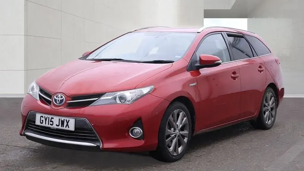 Used Toyota Auris Hybrid 2015 Red Estate