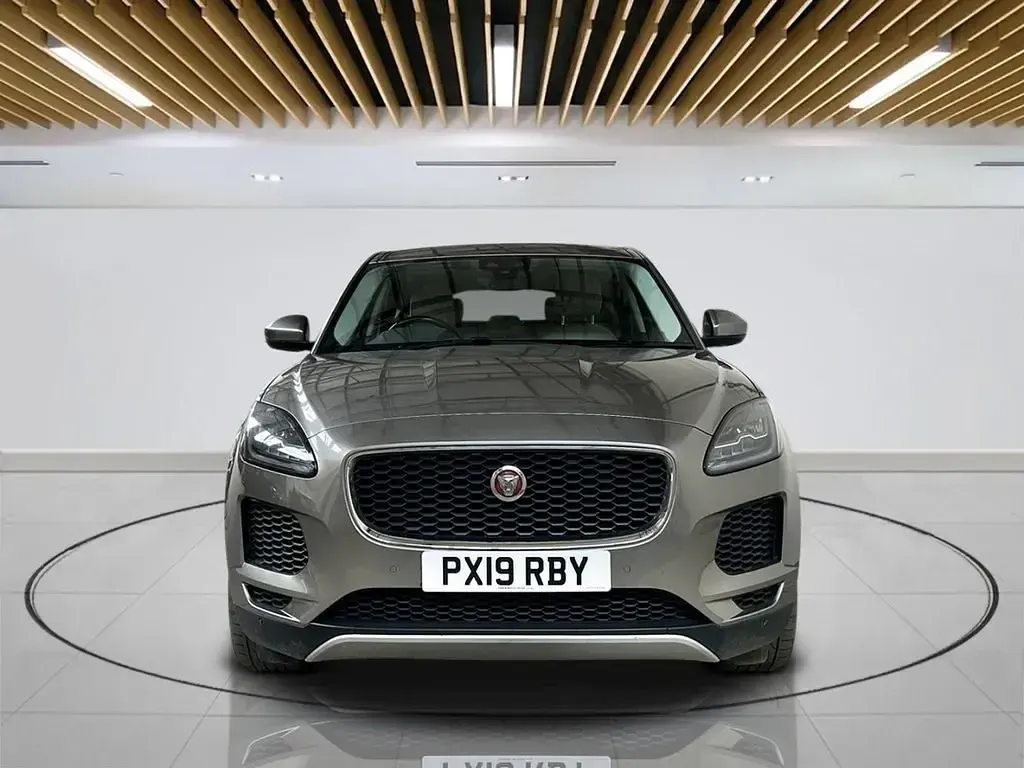 Używany Jaguar E-Pace SE 180 KM (132 kW) 2019 Srebrny SUV