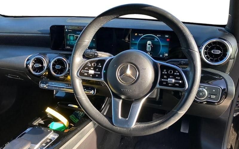 Usado Mercedes A180 Luxury 116 HP (85 kW) 2019 Preto Citadino