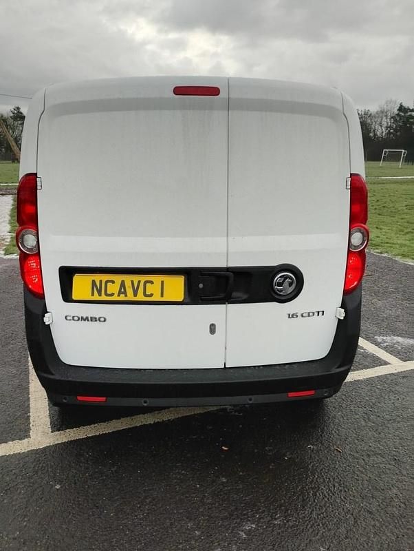 Used Vauxhall Combo S 105 HP (77 kW) 2016 White Van