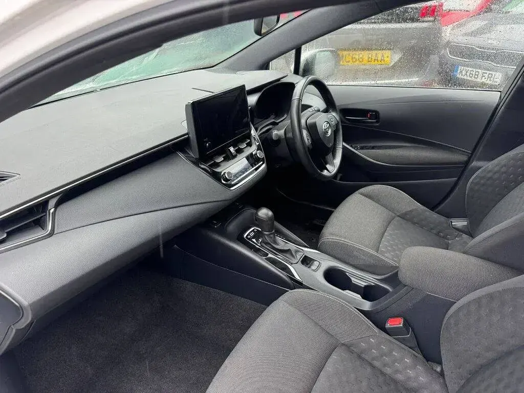 Used Toyota Corolla 140 HP (102 kW) 2023 White Van