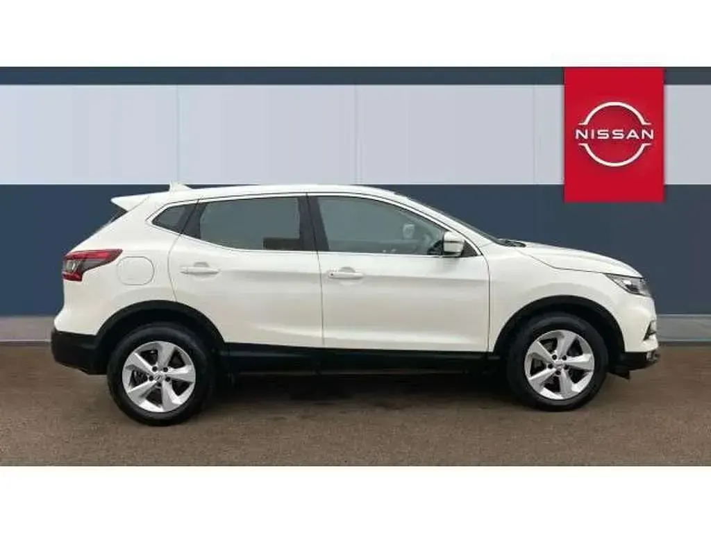 Used Nissan Qashqai Acenta Premium 115 HP (84 kW) 2019 White SUV
