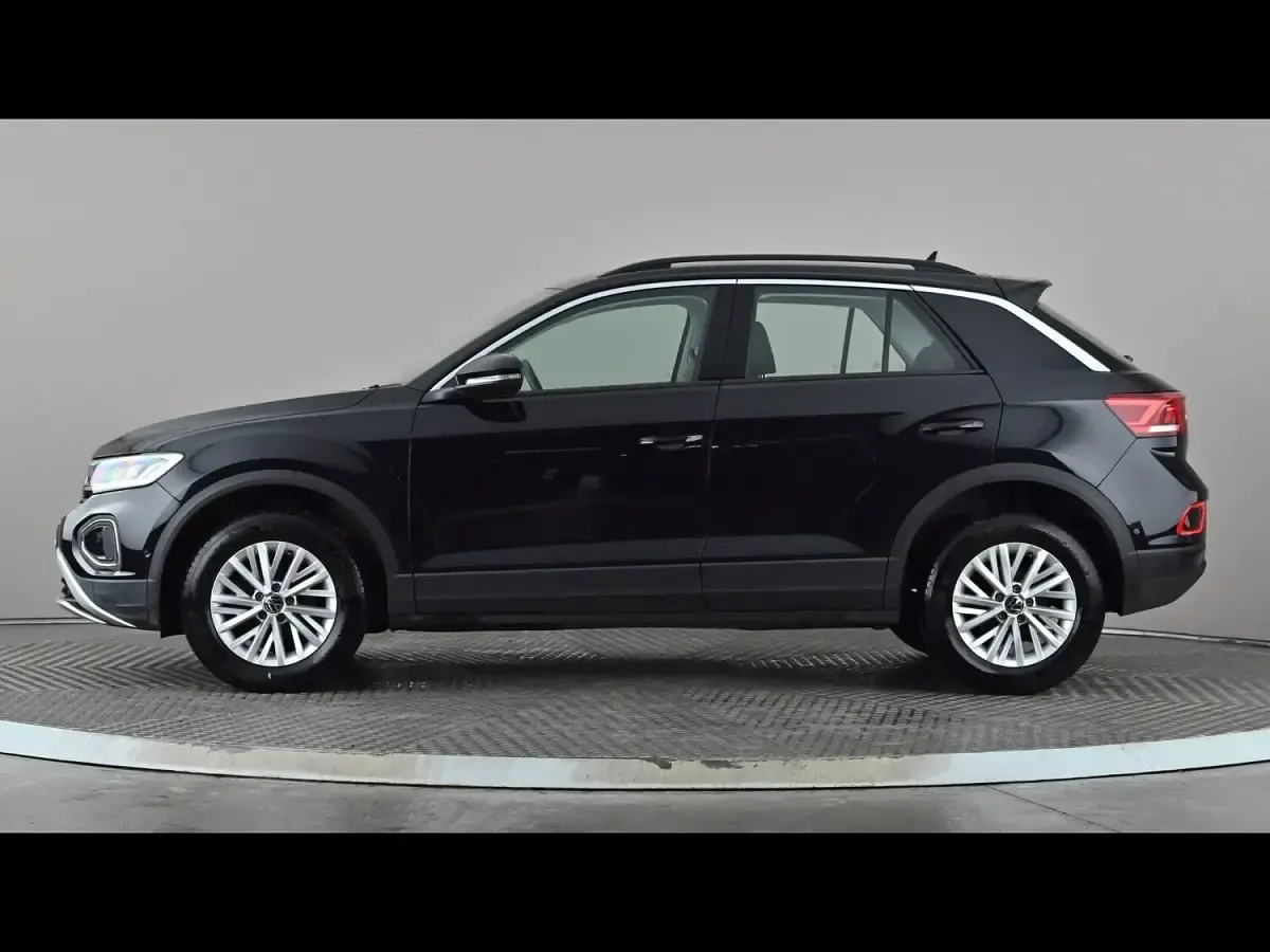 Used VW T-Roc Life 150 HP (110 kW) 2024 Black SUV