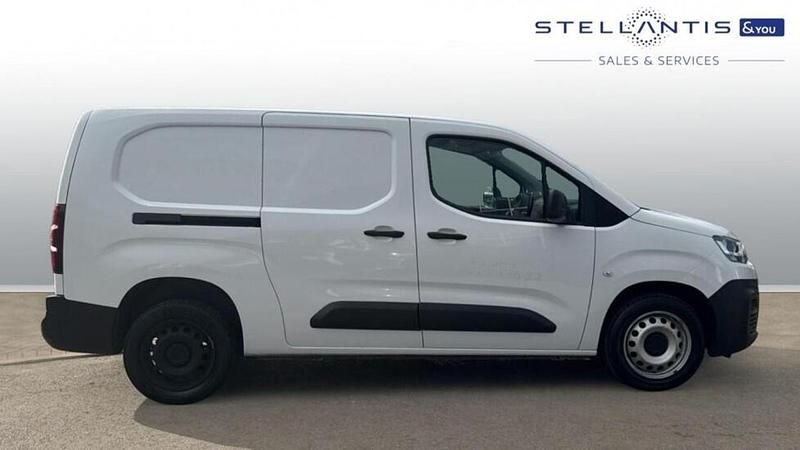Used Citroën Berlingo 99 HP (72 kW) 2023 White MPV