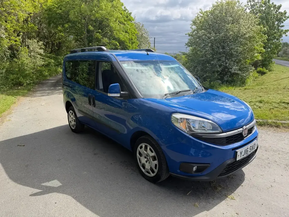 Usado Fiat Doblò Easy 120 HP (88 kW) 2016 Azul Monovolume