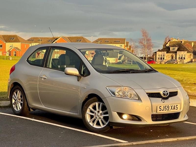 Used Toyota Auris 101 HP (74 kW) 2009 Silver Hatchback