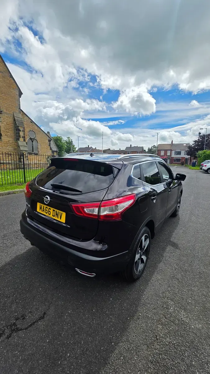 Used Nissan Qashqai N-Connecta 110 HP (80 kW) 2016 Black SUV