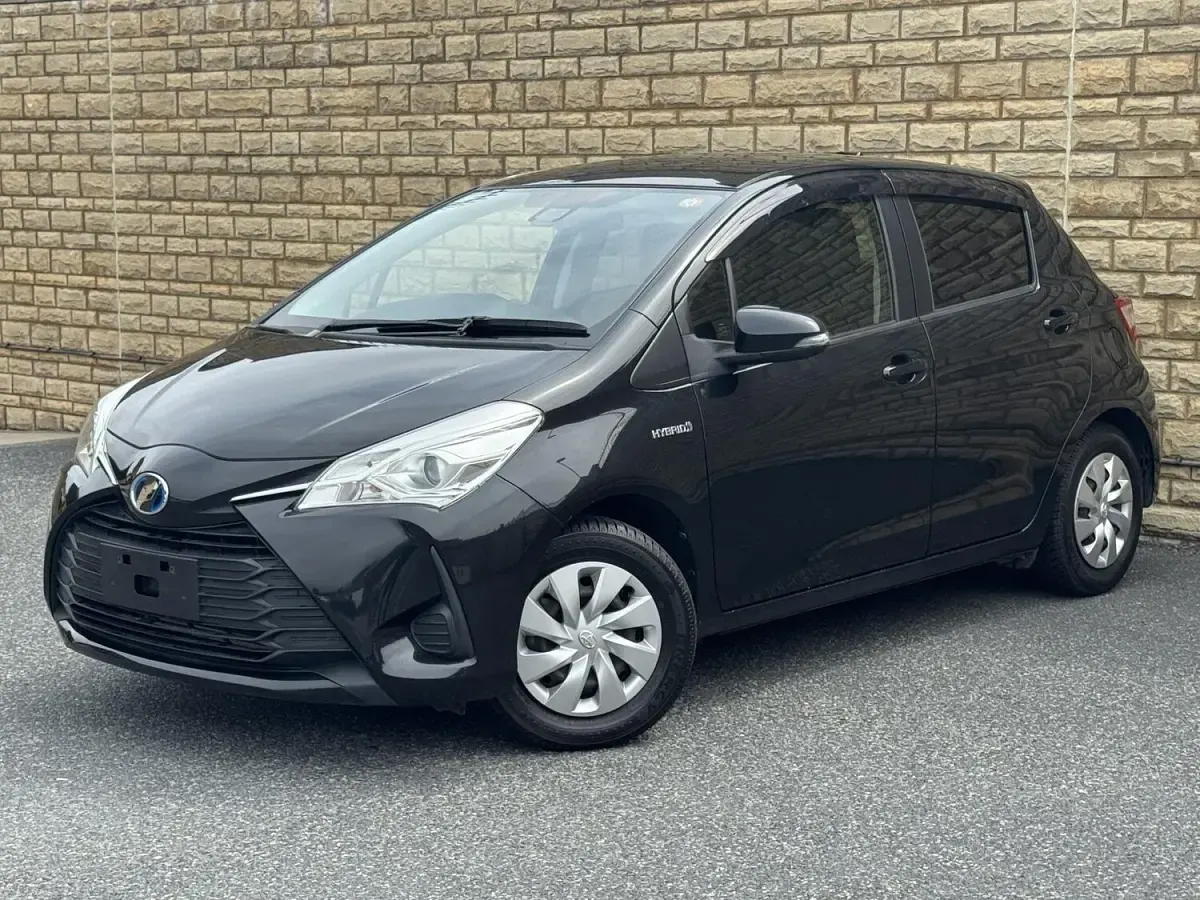 Used Toyota Yaris Design 100 HP (73 kW) 2017 Black Hatchback