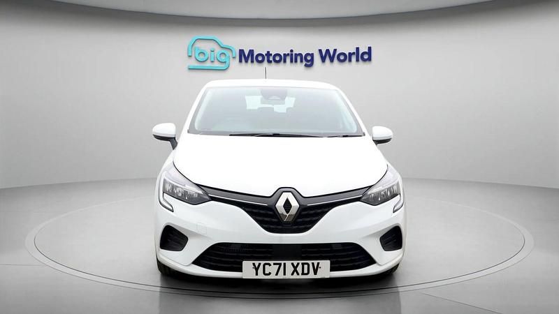 Used Renault Clio V Iconic 90 HP (66 kW) 2021 White Hatchback