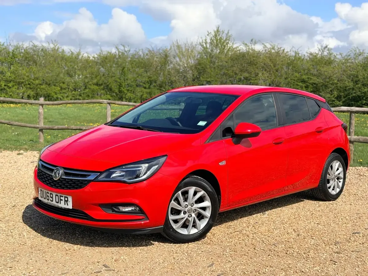 Käytetty Vauxhall Astra Design Edition 105 HP (77 kW) 2019 Punainen Viistoperä