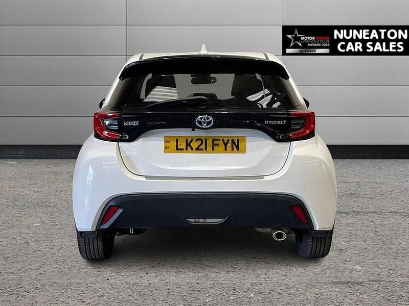 Used Toyota Yaris Hybrid Design 116 HP (85 kW) 2024 White Hatchback