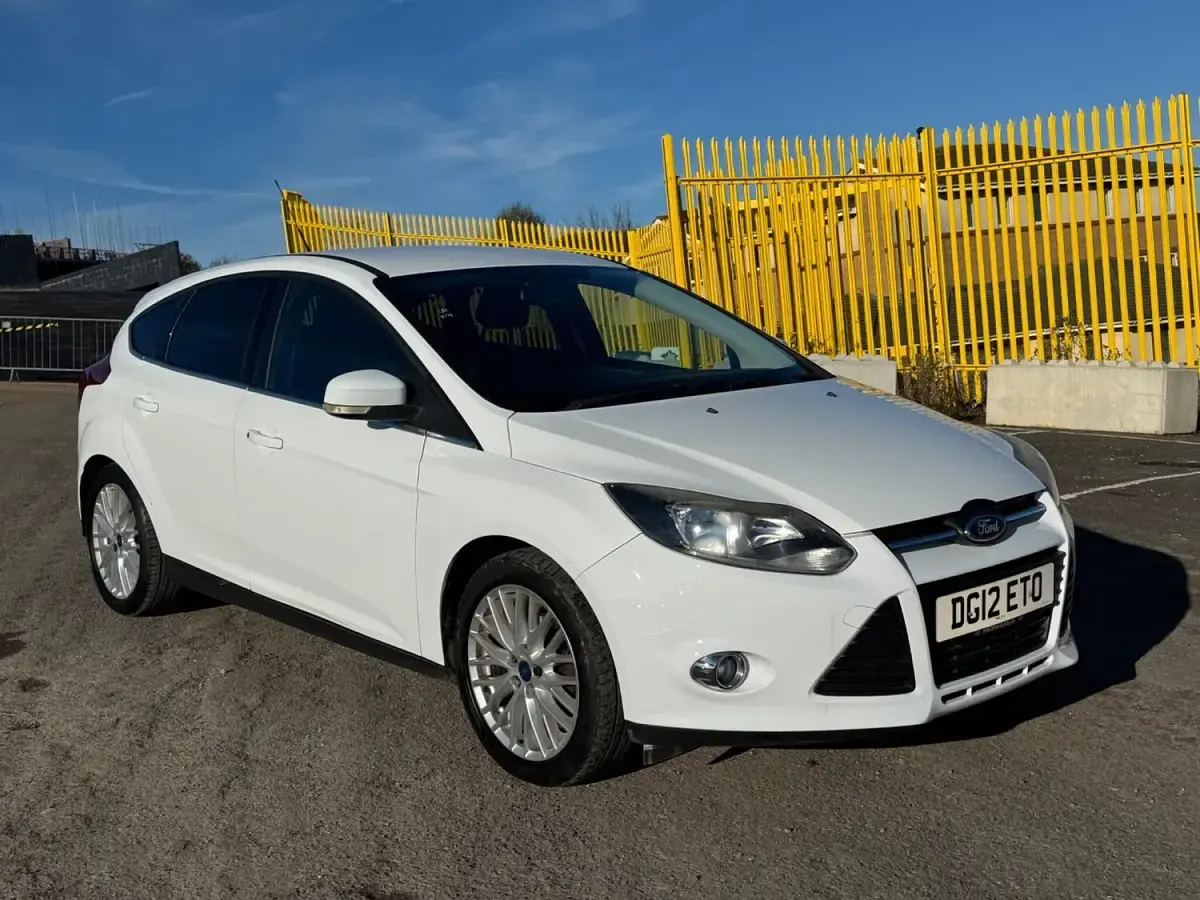 Used Ford Focus Zetec 125 HP (91 kW) 2012 White Hatchback