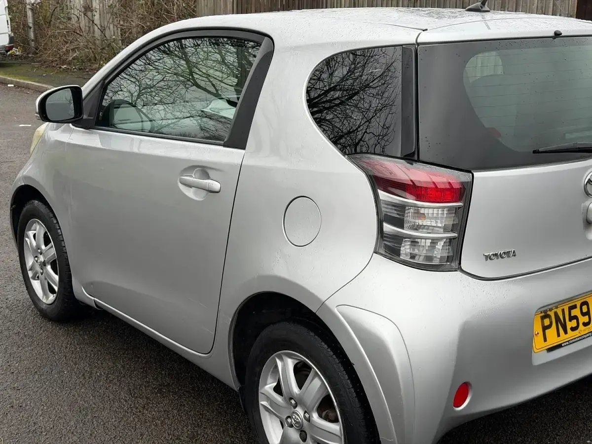 Used Toyota iQ 68 HP (50 kW) 2009 Silver Hatchback