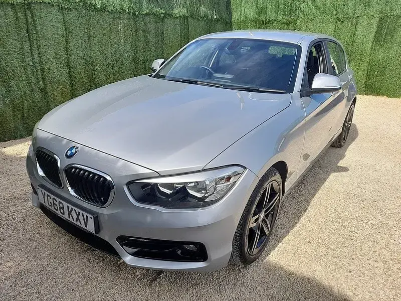 Begagnad BMW 118 Sport Line 2018 Silver Halvkombi