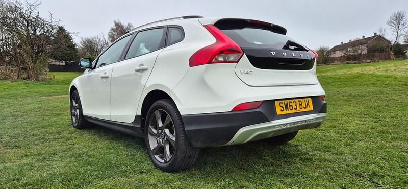 Used Volvo V40 2013 White Hatchback