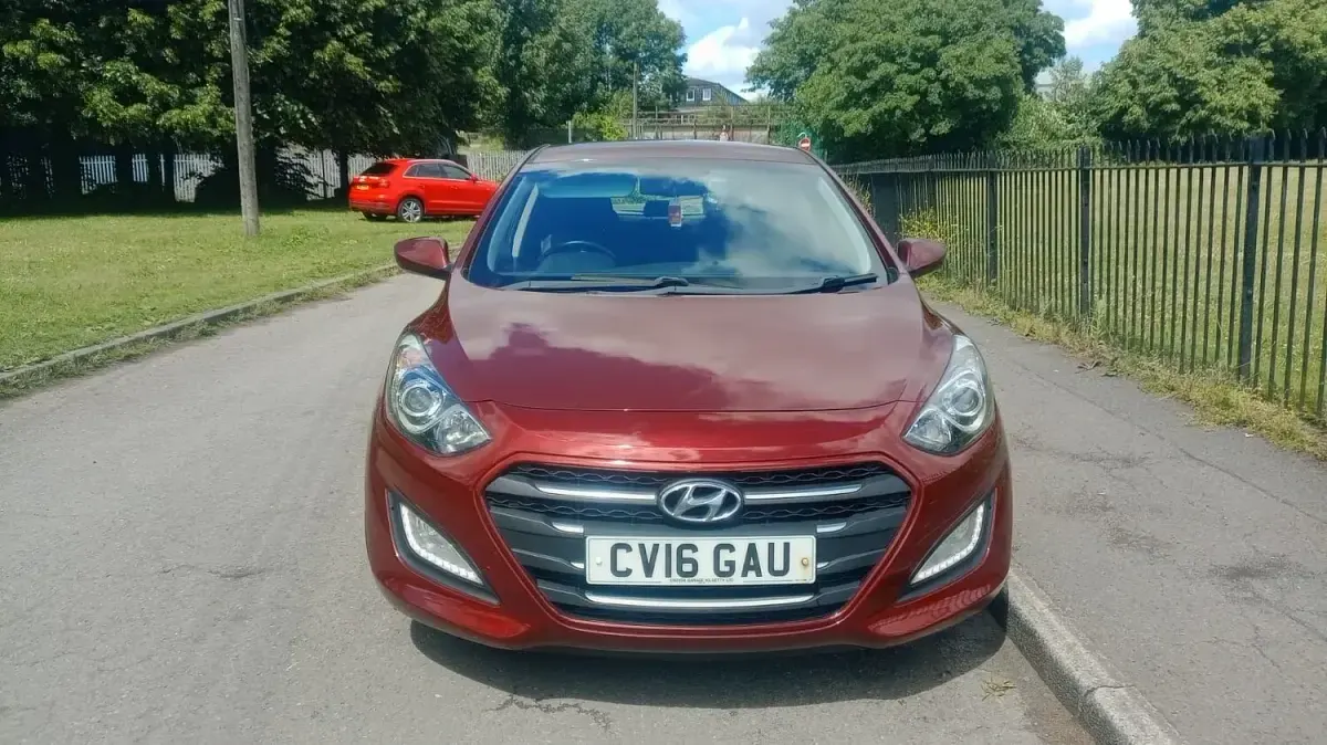 Used Hyundai i30 SE 100 HP (73 kW) 2016 Red Hatchback