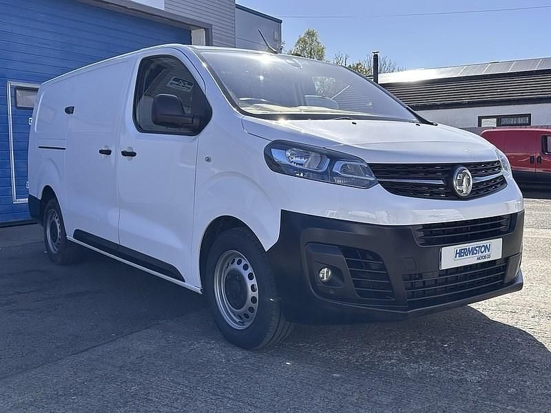 Second-hand Vauxhall Vivaro 100 CP (73 kW) 2021 Alb Monovolum