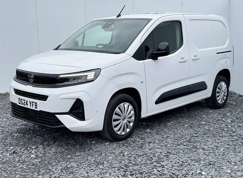 Second-hand Vauxhall Combo S 130 CP (95 kW) 2024 Alb Monovolum