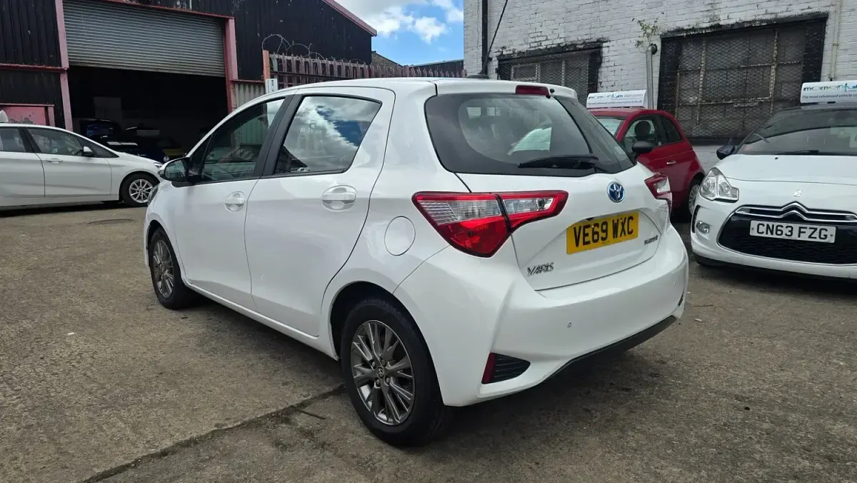 Used Toyota Yaris 91 HP (66 kW) 2020 White Hatchback