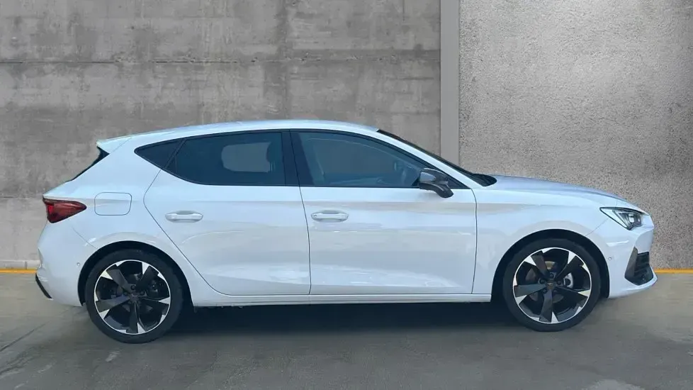 Used Cupra Leon 150 HP (110 kW) 2024 White Hatchback