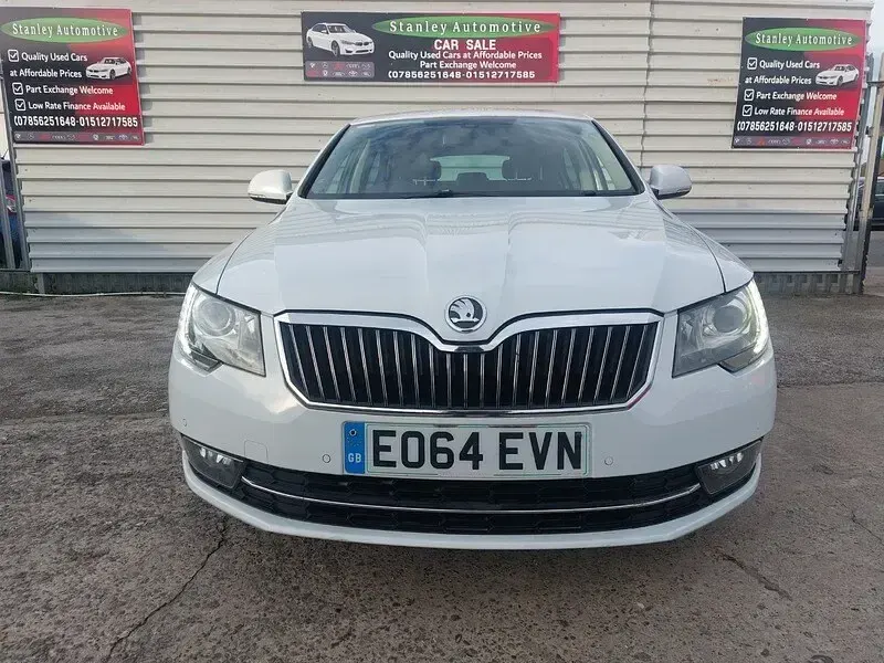 Used Skoda Superb LAURIN & KLEMENT 140 HP (102 kW) 2014 White Hatchback