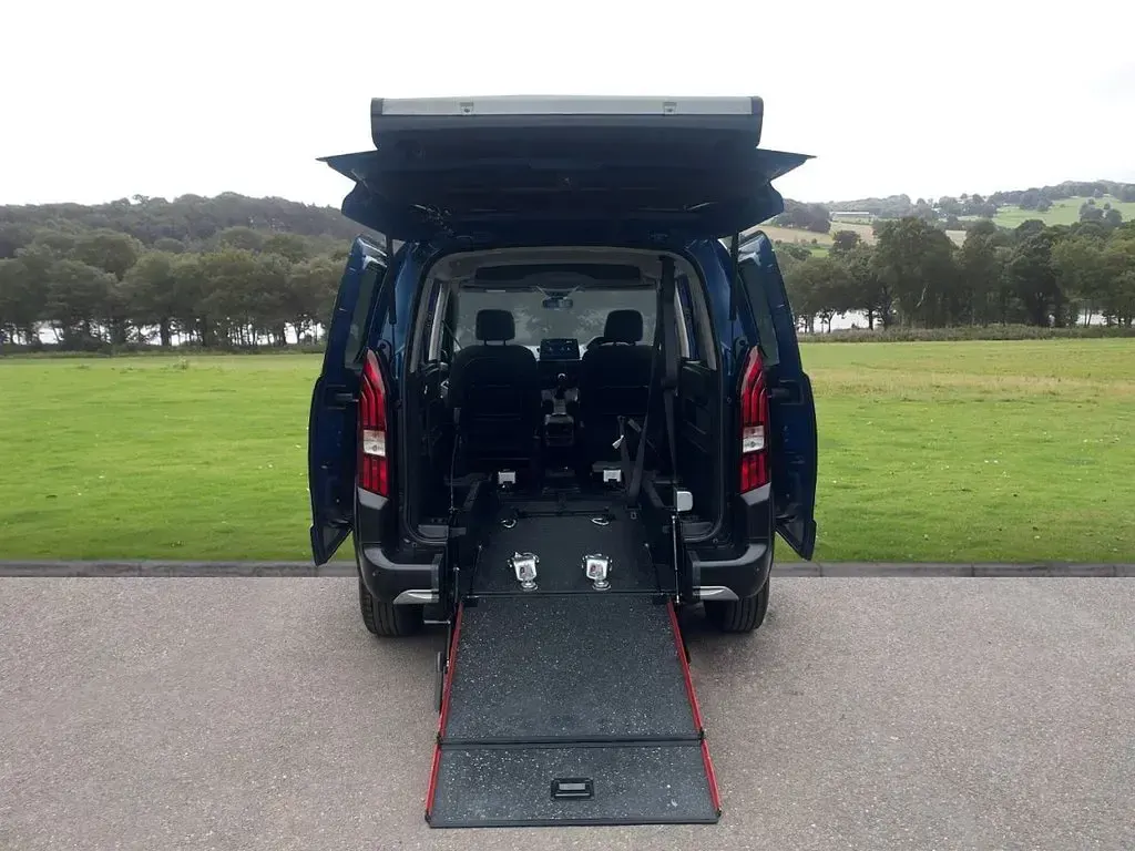 Używany Peugeot Rifter Allure 100 KM (73 kW) 2020 Niebieski Minivan