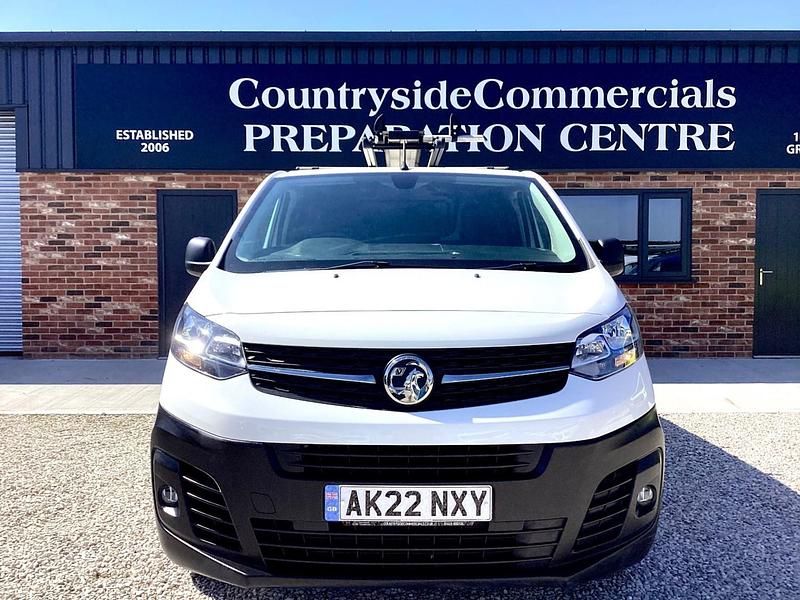 Second-hand Vauxhall Vivaro 100 CP (73 kW) 2022 Alb Monovolum