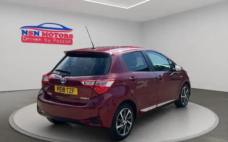 Used Toyota Yaris 101 HP (74 kW) 2018 Red Hatchback