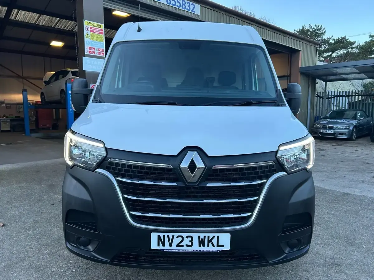 Used Renault Master 135 HP (99 kW) 2023 White MPV