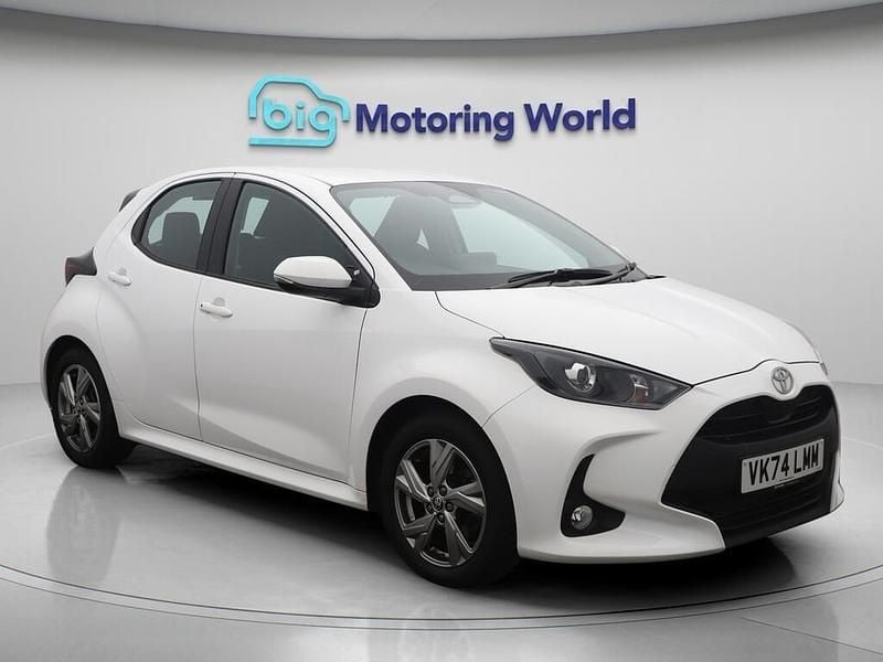White Used 2024 Toyota Yaris Hybrid Hatchback | £17,400 (Good price) - Image 1/4