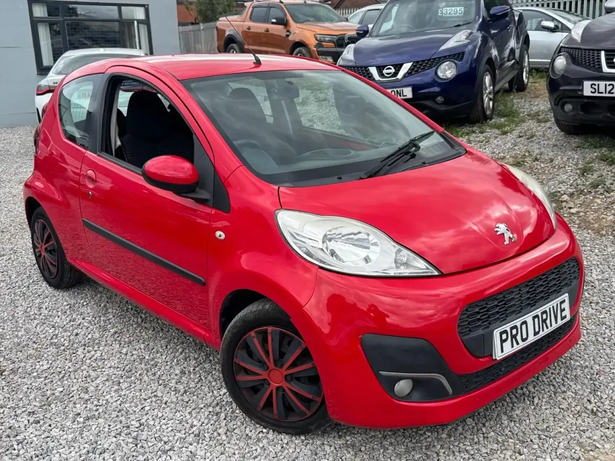 Used Peugeot 107 Active 68 HP (50 kW) 2012 Red Hatchback