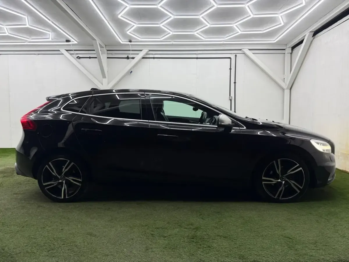 Gebraucht Volvo V40 R-Design Pro 120 PS (88 kW) 2018 Schwarz Kleinwagen