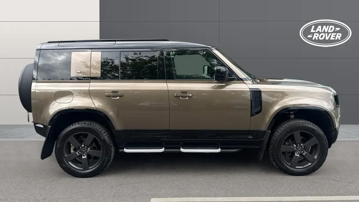 Used Land Rover Defender SE Dynamic 249 HP (183 kW) 2021 Brown SUV