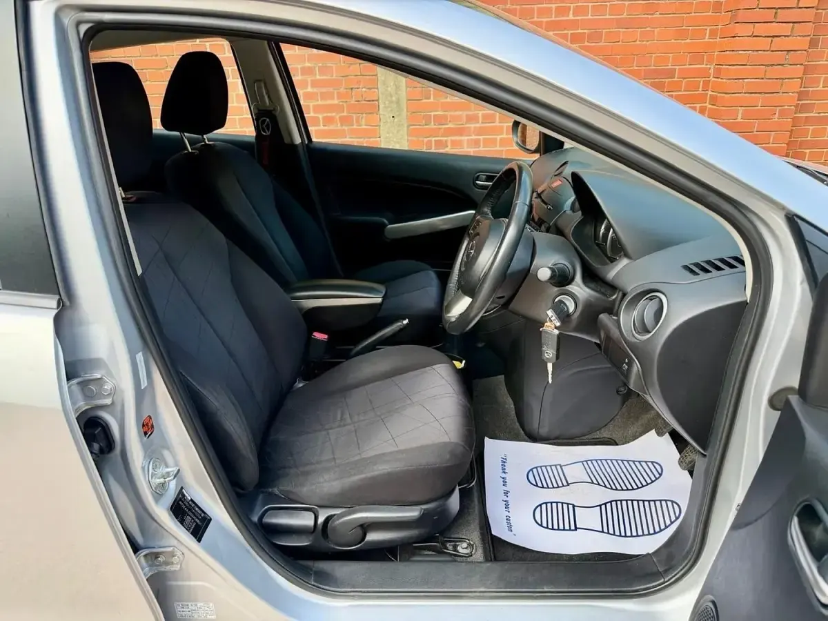 Używany Mazda 2 2011 Srebrny Hatchback