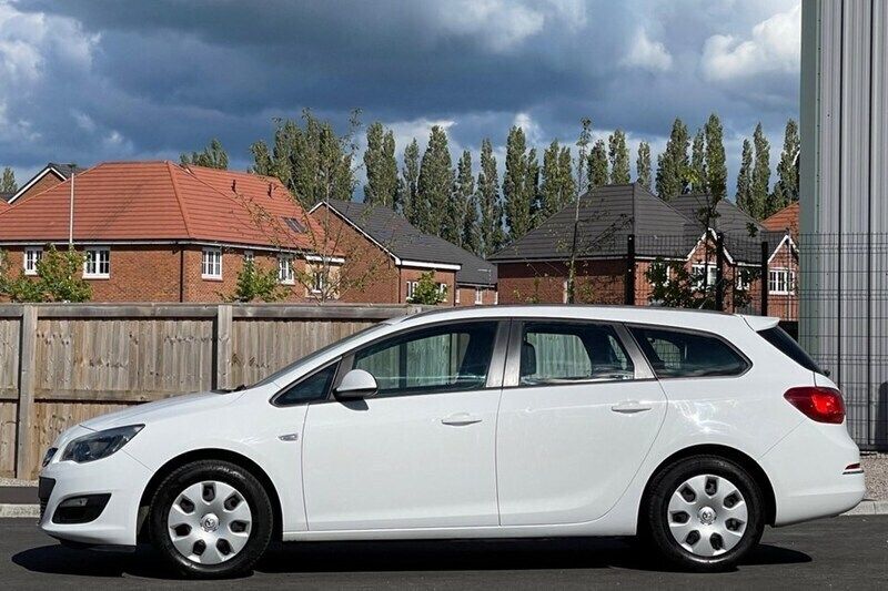 White Used 2014 Vauxhall Astra S Estate | £3,200 (Fair price) - Image 1/1