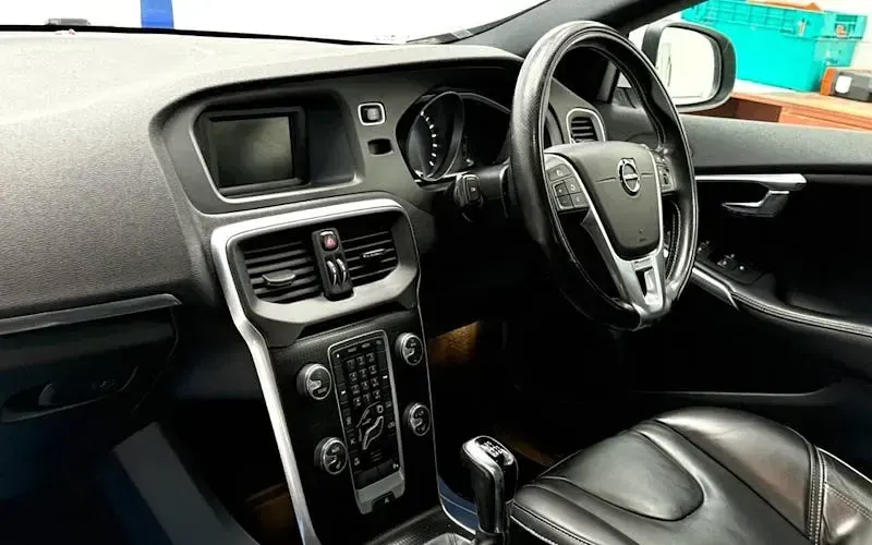 Używany Volvo V40 R-Design 152 KM (111 kW) 2018 Biały Hatchback