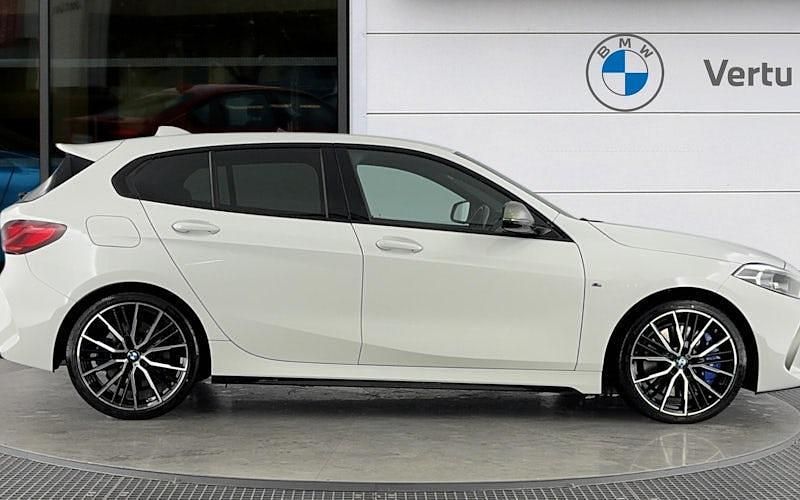 Begagnad BMW M135 Shadowline 306 HK (225 kW) 2023 Vit Halvkombi