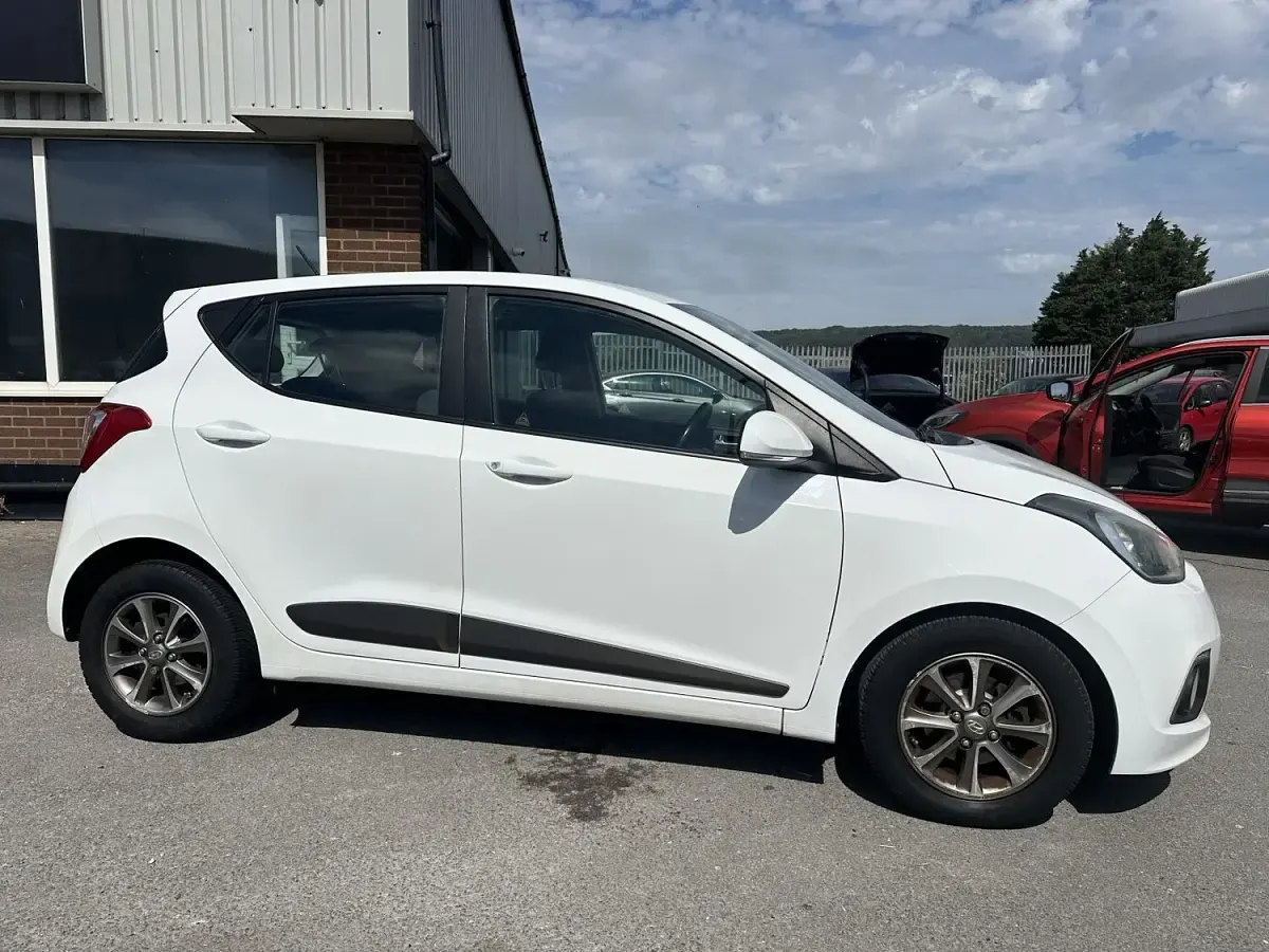 Used Hyundai i10 Premium 87 HP (63 kW) 2015 White Hatchback