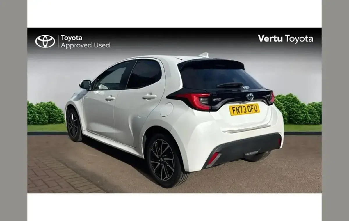 Used Toyota Yaris Design 116 HP (85 kW) 2023 White Hatchback