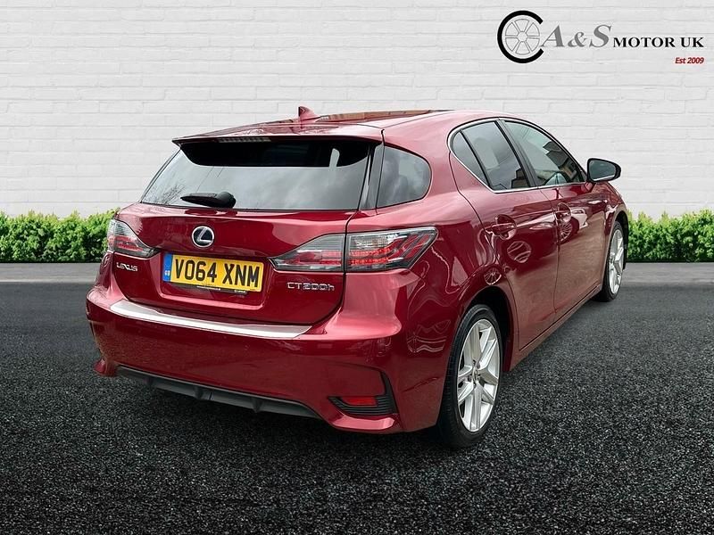 Used Lexus CT200h 134 HP (98 kW) 2014 Red Hatchback
