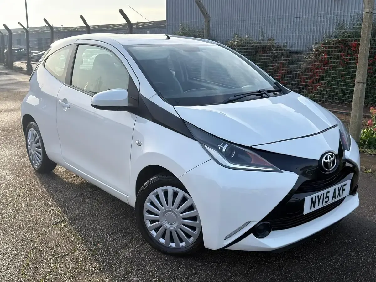 Used Toyota Aygo X-play 69 HP (50 kW) 2015 White Hatchback